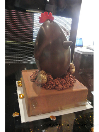 Pierre Marcolini 瑪歌尼尼巧克力(信義店)：【食記】oO。o○台北　信義區　Pierre Marcolini 瑪歌尼尼巧克力藝術沙龍　來看看我中手的大巧克力蛋，裡面有什麼驚奇的東西吧～。oO。o○。　