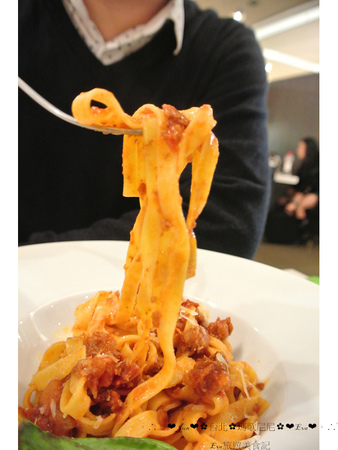 Pierre Marcolini 瑪歌尼尼巧克力(信義店)：【食記】oO。o○台北　信義區　Pierre Marcolini 瑪歌尼尼巧克力藝術沙龍　來看看我中手的大巧克力蛋，裡面有什麼驚奇的東西吧～。oO。o○。　