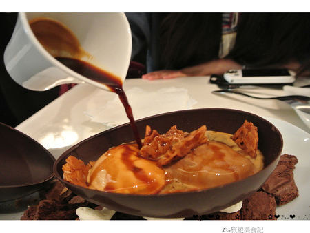 Pierre Marcolini 瑪歌尼尼巧克力(信義店)：【食記】oO。o○台北　信義區　Pierre Marcolini 瑪歌尼尼巧克力藝術沙龍　來看看我中手的大巧克力蛋，裡面有什麼驚奇的東西吧～。oO。o○。　