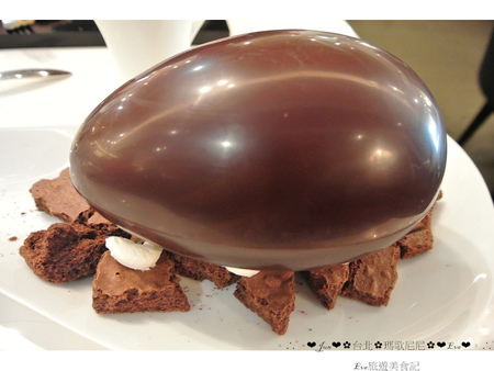 Pierre Marcolini 瑪歌尼尼巧克力(信義店)：【食記】oO。o○台北　信義區　Pierre Marcolini 瑪歌尼尼巧克力藝術沙龍　來看看我中手的大巧克力蛋，裡面有什麼驚奇的東西吧～。oO。o○。　