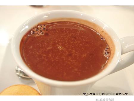 Pierre Marcolini 瑪歌尼尼巧克力(信義店)：【食記】oO。o○台北　信義區　Pierre Marcolini 瑪歌尼尼巧克力藝術沙龍　來看看我中手的大巧克力蛋，裡面有什麼驚奇的東西吧～。oO。o○。　