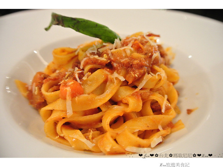 Pierre Marcolini 瑪歌尼尼巧克力(信義店)：【食記】oO。o○台北　信義區　Pierre Marcolini 瑪歌尼尼巧克力藝術沙龍　來看看我中手的大巧克力蛋，裡面有什麼驚奇的東西吧～。oO。o○。　