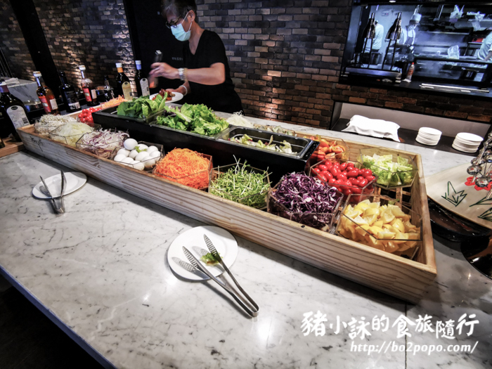 高雄。新興》etage 15平日半自助午餐沙拉吃到飽+高空景觀
