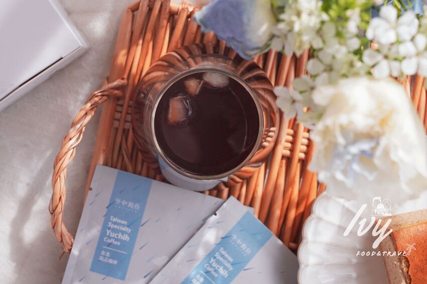 空中的魚乳酪蛋糕 |日月潭伴手禮推薦，每口都能嚐到阿薩姆紅茶完美香氣，搭配精品咖啡幸福到升天！ - 艾薇覓食趣