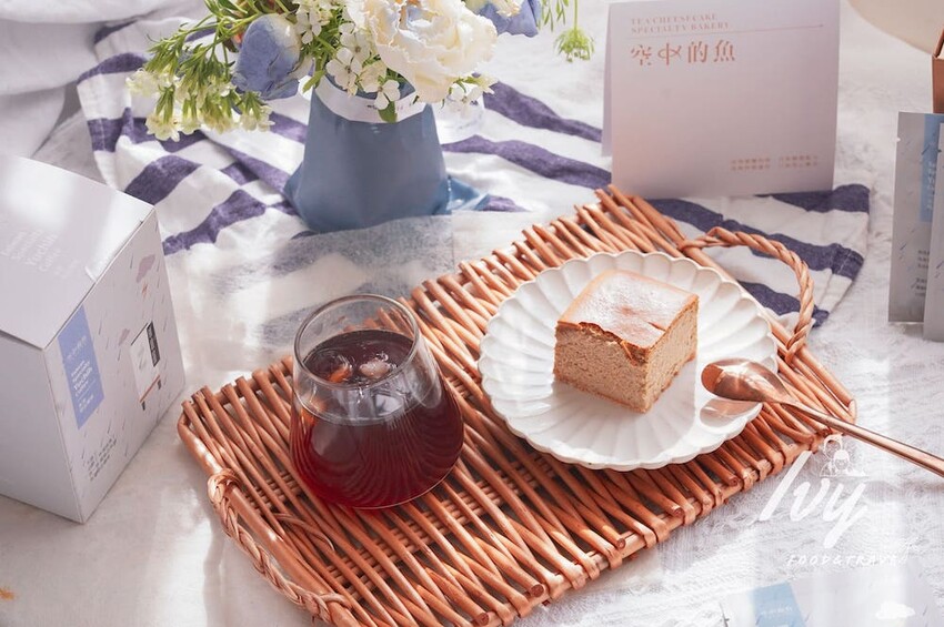 空中的魚乳酪蛋糕 |日月潭伴手禮推薦，每口都能嚐到阿薩姆紅茶完美香氣，搭配精品咖啡幸福到升天！ - 艾薇覓食趣