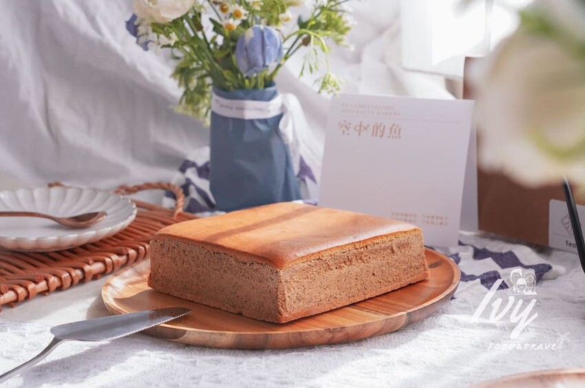 空中的魚乳酪蛋糕 |日月潭伴手禮推薦，每口都能嚐到阿薩姆紅茶完美香氣，搭配精品咖啡幸福到升天！ - 艾薇覓食趣