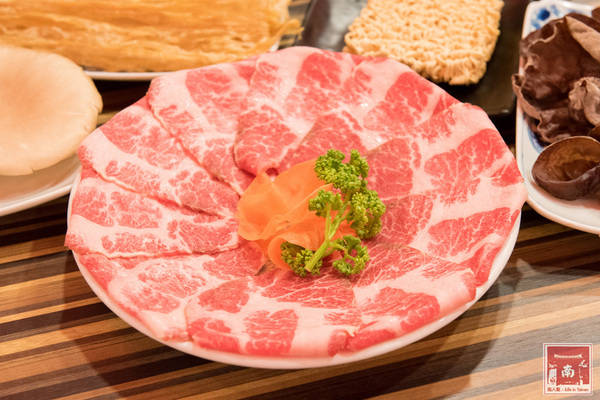 勾勾鍋 鴛鴦火鍋:【台南美食】食材新鮮又澎湃|湯頭美味|白飯、冰淇淋和鍋底免費吃~勾勾鍋鴛鴦火鍋