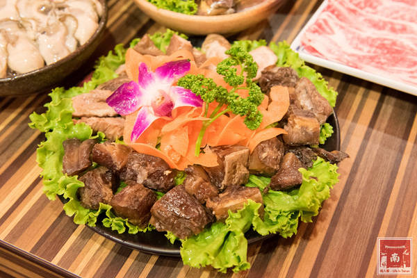 勾勾鍋 鴛鴦火鍋:【台南美食】食材新鮮又澎湃|湯頭美味|白飯、冰淇淋和鍋底免費吃~勾勾鍋鴛鴦火鍋