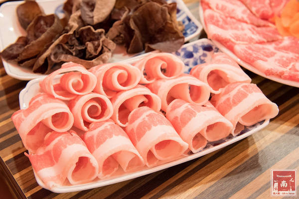 勾勾鍋 鴛鴦火鍋:【台南美食】食材新鮮又澎湃|湯頭美味|白飯、冰淇淋和鍋底免費吃~勾勾鍋鴛鴦火鍋