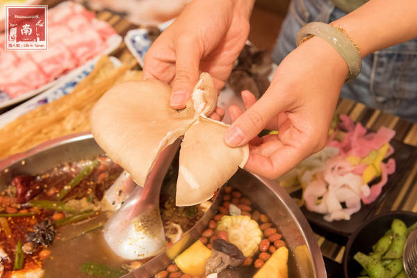 勾勾鍋 鴛鴦火鍋:【台南美食】食材新鮮又澎湃|湯頭美味|白飯、冰淇淋和鍋底免費吃~勾勾鍋鴛鴦火鍋