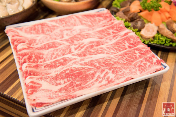 勾勾鍋 鴛鴦火鍋:【台南美食】食材新鮮又澎湃|湯頭美味|白飯、冰淇淋和鍋底免費吃~勾勾鍋鴛鴦火鍋