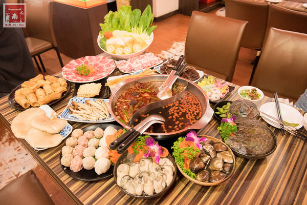 勾勾鍋 鴛鴦火鍋:【台南美食】食材新鮮又澎湃|湯頭美味|白飯、冰淇淋和鍋底免費吃~勾勾鍋鴛鴦火鍋