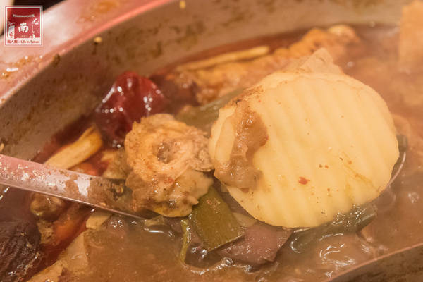 勾勾鍋 鴛鴦火鍋:【台南美食】食材新鮮又澎湃|湯頭美味|白飯、冰淇淋和鍋底免費吃~勾勾鍋鴛鴦火鍋