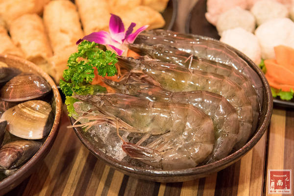 勾勾鍋 鴛鴦火鍋:【台南美食】食材新鮮又澎湃|湯頭美味|白飯、冰淇淋和鍋底免費吃~勾勾鍋鴛鴦火鍋