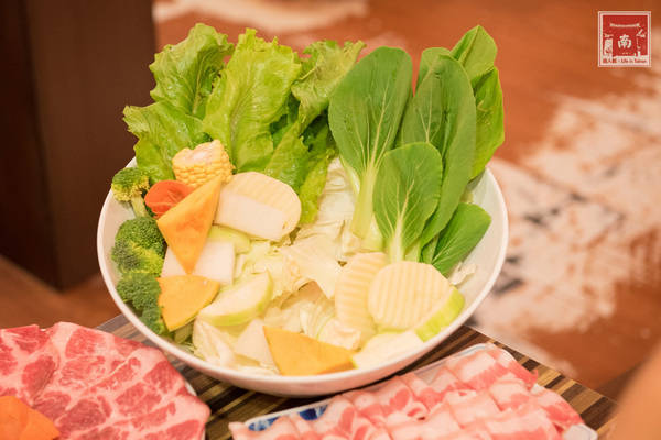 勾勾鍋 鴛鴦火鍋:【台南美食】食材新鮮又澎湃|湯頭美味|白飯、冰淇淋和鍋底免費吃~勾勾鍋鴛鴦火鍋