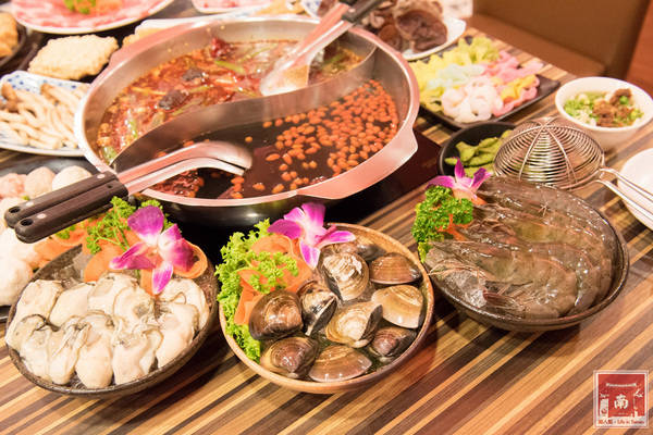 勾勾鍋 鴛鴦火鍋:【台南美食】食材新鮮又澎湃|湯頭美味|白飯、冰淇淋和鍋底免費吃~勾勾鍋鴛鴦火鍋