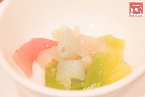 勾勾鍋 鴛鴦火鍋：【台南美食】食材新鮮又澎湃｜湯頭美味｜白飯、冰淇淋和鍋底免費吃~勾勾鍋鴛鴦火鍋