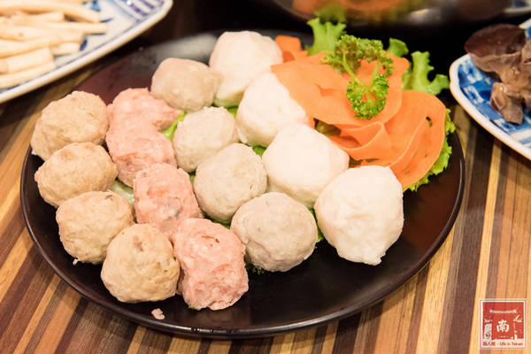 勾勾鍋 鴛鴦火鍋:【台南美食】食材新鮮又澎湃|湯頭美味|白飯、冰淇淋和鍋底免費吃~勾勾鍋鴛鴦火鍋