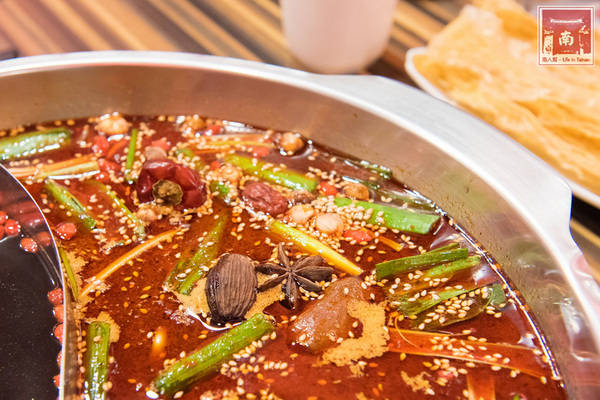 勾勾鍋 鴛鴦火鍋:【台南美食】食材新鮮又澎湃|湯頭美味|白飯、冰淇淋和鍋底免費吃~勾勾鍋鴛鴦火鍋