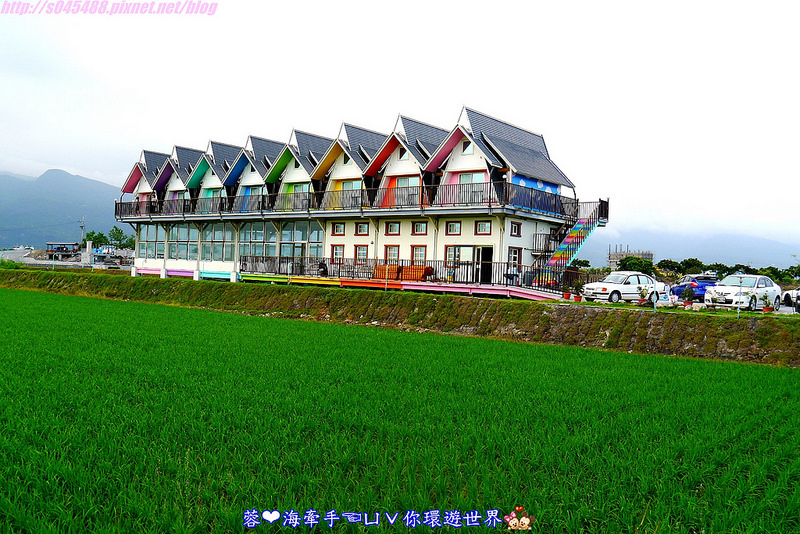 【宿▍宜蘭】天空島上的小木屋ღ宜蘭出現像國外的彩色屋~拍不停，相機拍到沒電手機拿出來也要拍