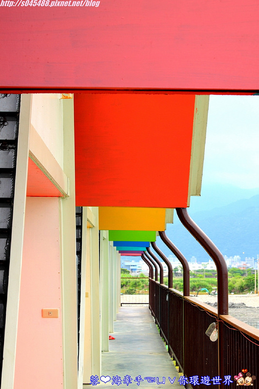 【宿▍宜蘭】天空島上的小木屋ღ宜蘭出現像國外的彩色屋~拍不停，相機拍到沒電手機拿出來也要拍