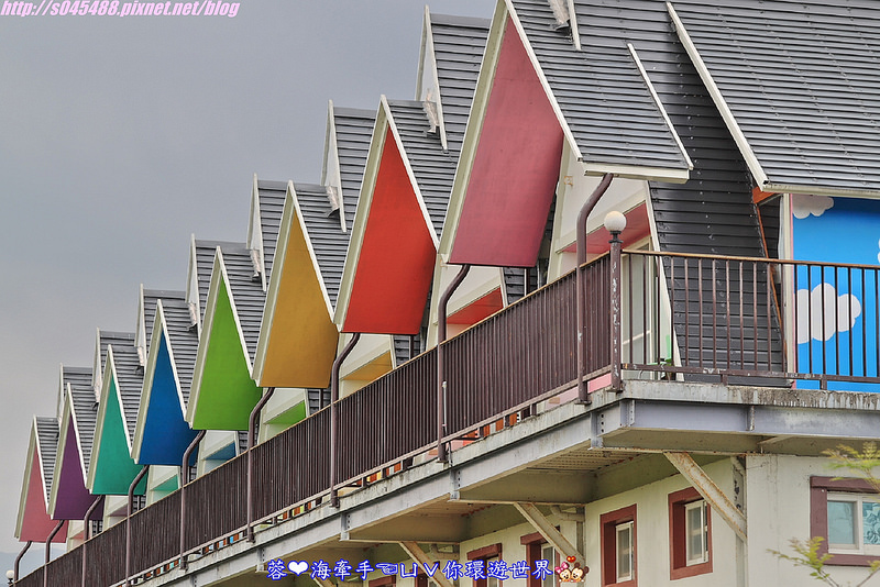 【宿▍宜蘭】天空島上的小木屋ღ宜蘭出現像國外的彩色屋~拍不停，相機拍到沒電手機拿出來也要拍