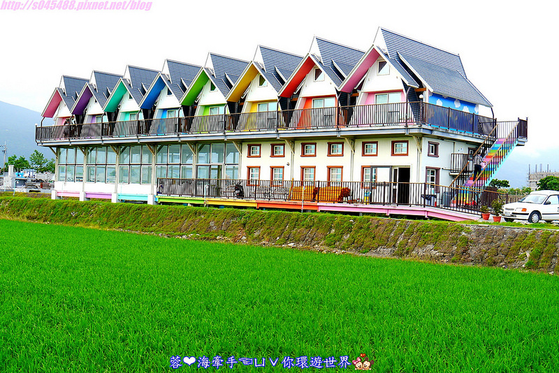 【宿▍宜蘭】天空島上的小木屋ღ宜蘭出現像國外的彩色屋~拍不停，相機拍到沒電手機拿出來也要拍