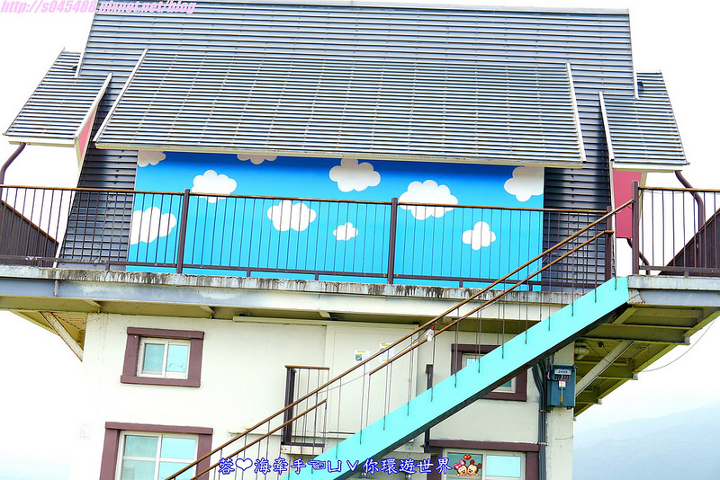 【宿▍宜蘭】天空島上的小木屋ღ宜蘭出現像國外的彩色屋~拍不停，相機拍到沒電手機拿出來也要拍