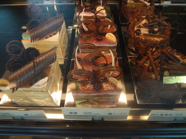 多那之咖啡(斗六旗艦店)：1021008[官本金文愛台灣]孔雀藍系多那之咖啡蛋糕烘焙斗六旗艦店好吃泡芙大的像酥皮濃湯貴族享受平價消費