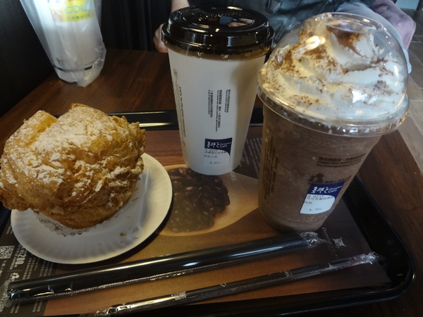 多那之咖啡(斗六旗艦店)：1021008[官本金文愛台灣]孔雀藍系多那之咖啡蛋糕烘焙斗六旗艦店好吃泡芙大的像酥皮濃湯貴族享受平價消費