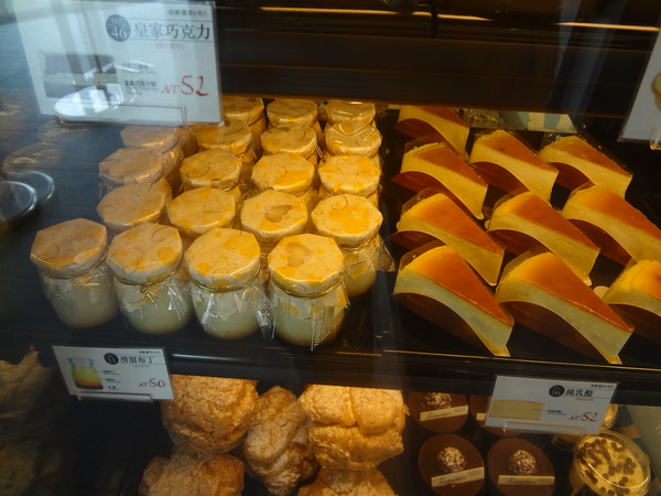 多那之咖啡(斗六旗艦店)：1021008[官本金文愛台灣]孔雀藍系多那之咖啡蛋糕烘焙斗六旗艦店好吃泡芙大的像酥皮濃湯貴族享受平價消費