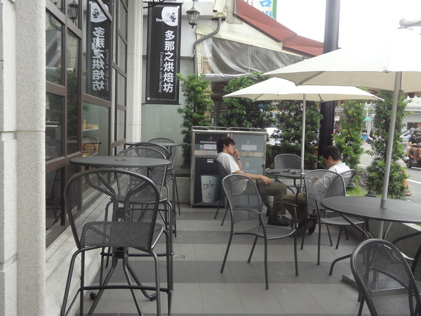 多那之咖啡(斗六旗艦店)：1021008[官本金文愛台灣]孔雀藍系多那之咖啡蛋糕烘焙斗六旗艦店好吃泡芙大的像酥皮濃湯貴族享受平價消費