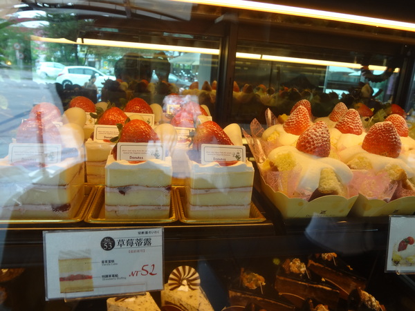 多那之咖啡(斗六旗艦店)：1021008[官本金文愛台灣]孔雀藍系多那之咖啡蛋糕烘焙斗六旗艦店好吃泡芙大的像酥皮濃湯貴族享受平價消費