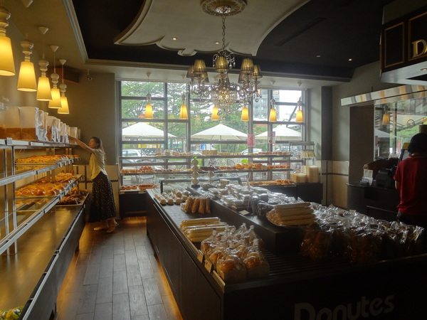 多那之咖啡(斗六旗艦店)：1021008[官本金文愛台灣]孔雀藍系多那之咖啡蛋糕烘焙斗六旗艦店好吃泡芙大的像酥皮濃湯貴族享受平價消費