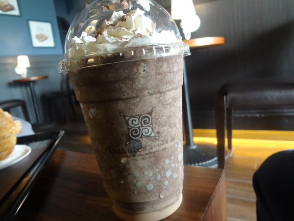 多那之咖啡(斗六旗艦店)：1021008[官本金文愛台灣]孔雀藍系多那之咖啡蛋糕烘焙斗六旗艦店好吃泡芙大的像酥皮濃湯貴族享受平價消費