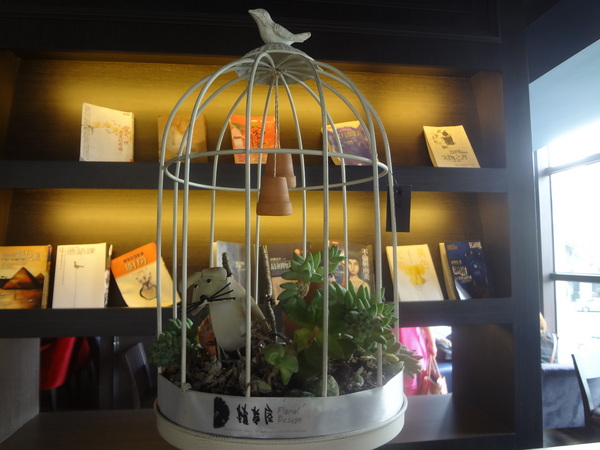 多那之咖啡(斗六旗艦店)：1021008[官本金文愛台灣]孔雀藍系多那之咖啡蛋糕烘焙斗六旗艦店好吃泡芙大的像酥皮濃湯貴族享受平價消費