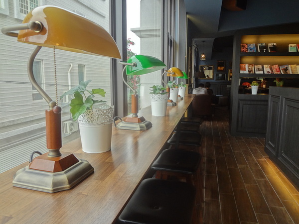 多那之咖啡(斗六旗艦店)：1021008[官本金文愛台灣]孔雀藍系多那之咖啡蛋糕烘焙斗六旗艦店好吃泡芙大的像酥皮濃湯貴族享受平價消費