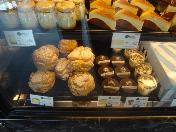 多那之咖啡(斗六旗艦店)：1021008[官本金文愛台灣]孔雀藍系多那之咖啡蛋糕烘焙斗六旗艦店好吃泡芙大的像酥皮濃湯貴族享受平價消費