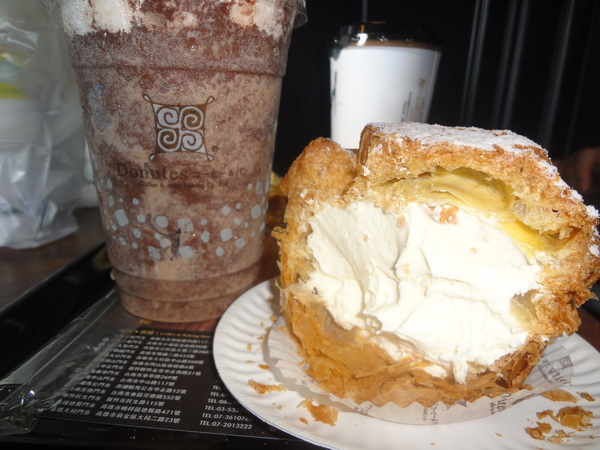 多那之咖啡(斗六旗艦店)：1021008[官本金文愛台灣]孔雀藍系多那之咖啡蛋糕烘焙斗六旗艦店好吃泡芙大的像酥皮濃湯貴族享受平價消費