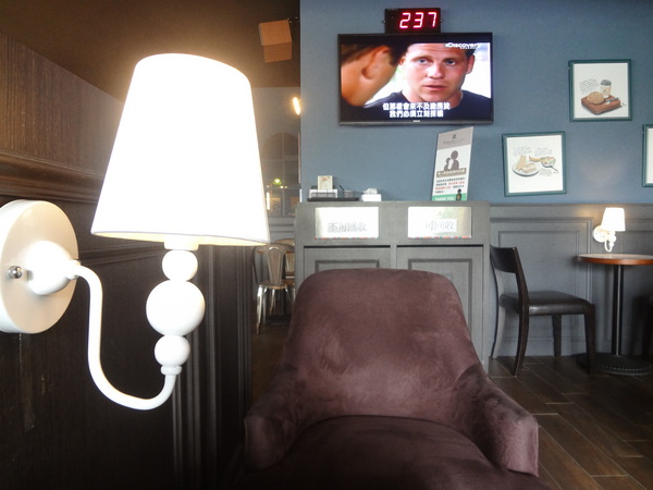 多那之咖啡(斗六旗艦店)：1021008[官本金文愛台灣]孔雀藍系多那之咖啡蛋糕烘焙斗六旗艦店好吃泡芙大的像酥皮濃湯貴族享受平價消費