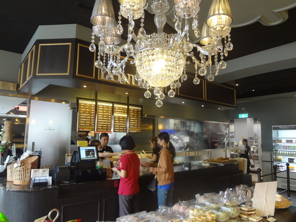 多那之咖啡(斗六旗艦店)：1021008[官本金文愛台灣]孔雀藍系多那之咖啡蛋糕烘焙斗六旗艦店好吃泡芙大的像酥皮濃湯貴族享受平價消費