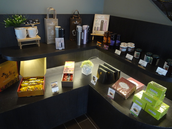 多那之咖啡(斗六旗艦店)：1021008[官本金文愛台灣]孔雀藍系多那之咖啡蛋糕烘焙斗六旗艦店好吃泡芙大的像酥皮濃湯貴族享受平價消費