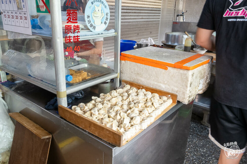 台中市西區向上水餃 | 台中向上市場必吃銅板美食,水餃1顆3元爆便宜,人人起手20顆~