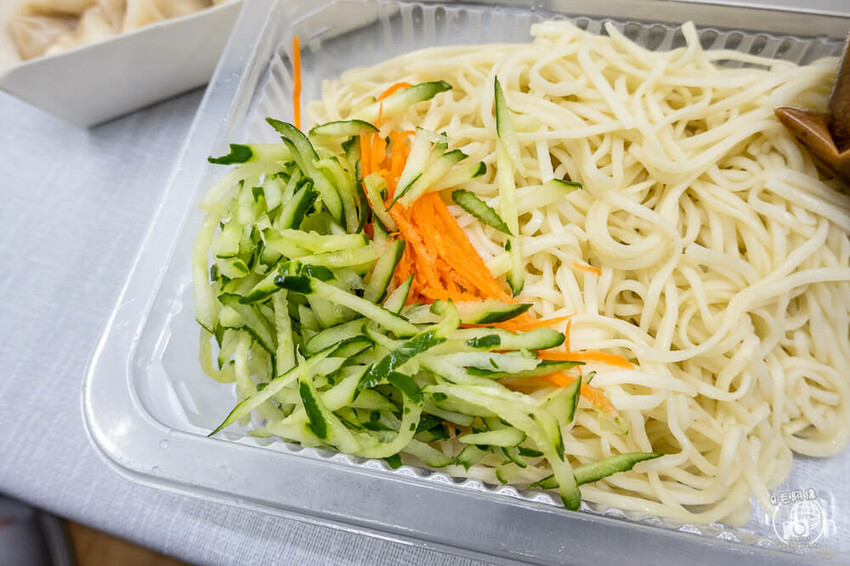 台中市西區向上水餃 | 台中向上市場必吃銅板美食,水餃1顆3元爆便宜,人人起手20顆~