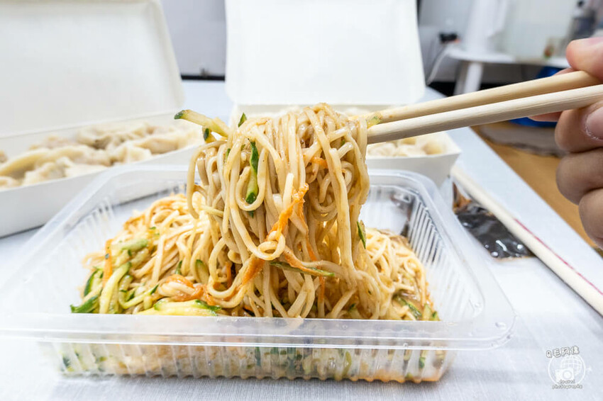 台中市西區向上水餃 | 台中向上市場必吃銅板美食,水餃1顆3元爆便宜,人人起手20顆~