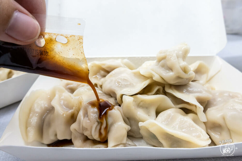 台中市西區向上水餃 | 台中向上市場必吃銅板美食,水餃1顆3元爆便宜,人人起手20顆~