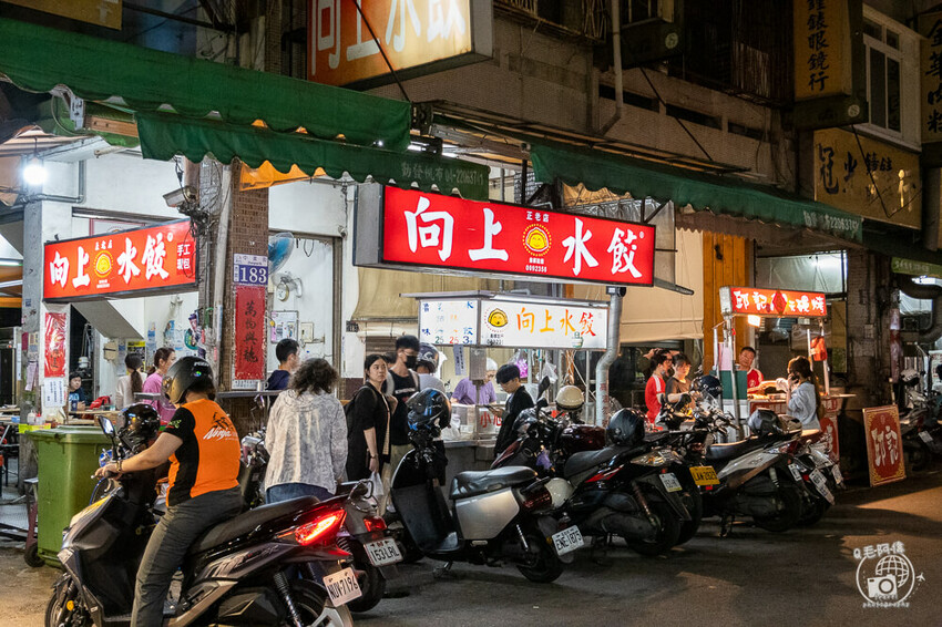 台中市西區向上水餃 | 台中向上市場必吃銅板美食,水餃1顆3元爆便宜,人人起手20顆~