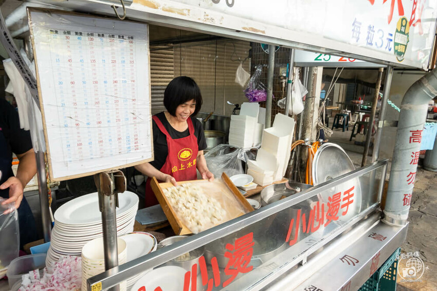 台中市西區向上水餃 | 台中向上市場必吃銅板美食,水餃1顆3元爆便宜,人人起手20顆~