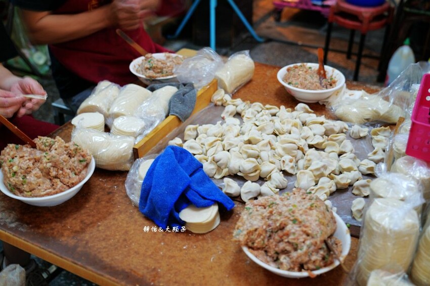 向上水餃 ❙ 一顆3元的手工水餃,新鮮現包現吃,台中向上市場 向上水餃 ❙ 一顆3元的手工水餃,新鮮現包現吃,台中向上市場
