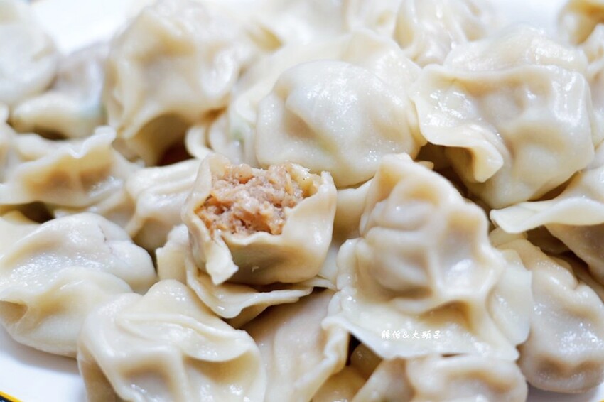 向上水餃 ❙ 一顆3元的手工水餃,新鮮現包現吃,台中向上市場 向上水餃 ❙ 一顆3元的手工水餃,新鮮現包現吃,台中向上市場